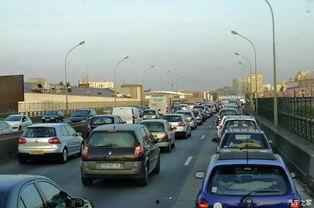 司机堵车吃瓜,堵车途中吃瓜，见证城市生活百态