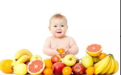 小孩吃果瓜,小孩品尝果瓜的欢乐瞬间